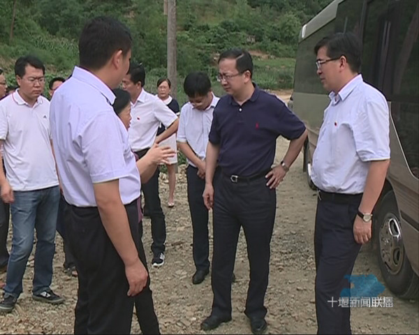 郧阳网讯 7月17日,市委常委、组织部长刘荣山深入精准扶贫联系点郧阳区谭家湾镇龙泉村调研,区委书记孙道军,区长胡先平,区委常委、组织部长曾晓英参加调研。 在龙泉村村支部,刘荣山亲切看望了市委组织部驻村工作队队员,并主持召开座谈会听取了有关工作情况汇报。刘荣山指出,帮助龙泉村谋发展,首先要整体谋划,顶层设计,制定符合该村经济发展的战略规划和精准脱贫的实施规划,通过定人、定责、定项目、定节点,确保规划落地;要突出重点,分布实施,将贫困村面貌的改善与农业发展相结合,从基础设施建设、经济发展着手,努力改善