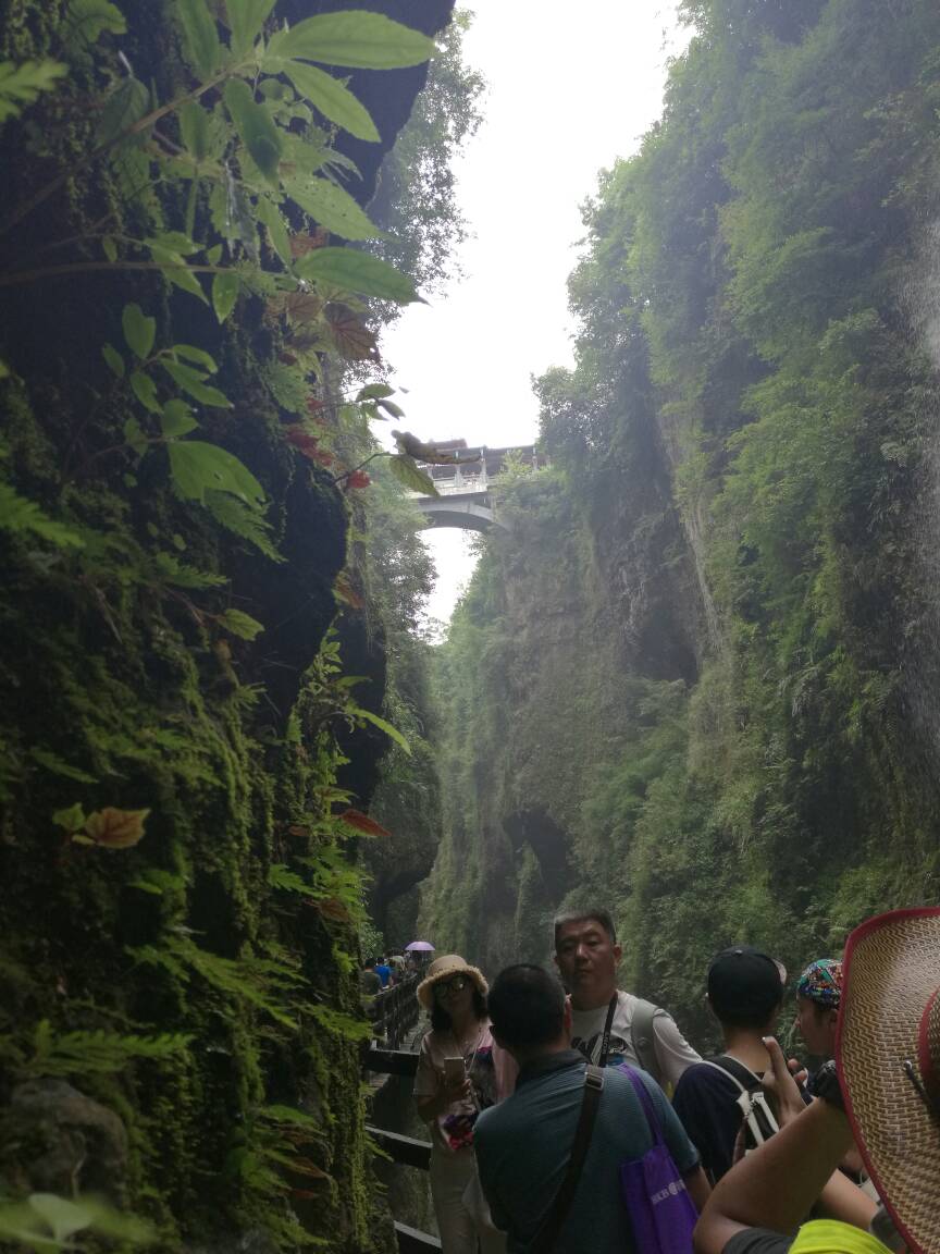 网络上不断的热门在占据你的视线,但真正让你切身体验的还应该是近日不停拉响的高温预警!东风汽车公司一年一度高温假来临之际,为了让大家逃离这火炉般的城市,避开这酷暑时节,不用在煎熬中守着手机在朋友圈无奈地调侃,十堰大名携手雅马哈组织一次清凉之旅鄂西、北山区穿越骑行,活动设定7天时间全程1314公里,让你走出十堰,走出酷暑,走进大山,走近清凉,来一次清爽快乐的骑行! 十堰大名车友俱乐部4月份成立以来,活动不断,精彩纷呈。这次携手雅马哈清凉穿越鄂西、北山区的活动,一方面为了给车友们寻个避暑去处,另一方面借此次长