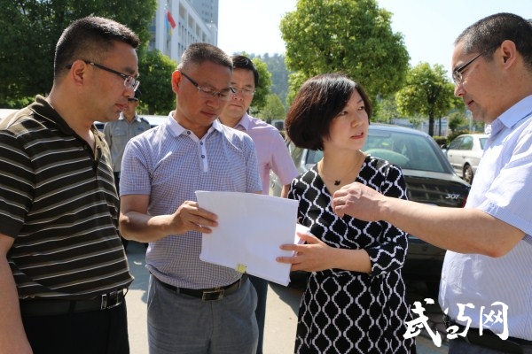 5月16号,副区长童华一行到区实验学校调研安全工作.