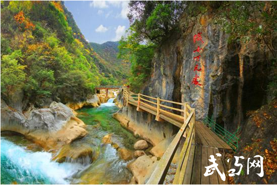 位于郧阳区的青龙山地质公园是全球目前唯一一处以恐龙蛋化石命名的国家地质公园。园内有大型的恐龙蛋化石群,赋存在晚白垩纪地层的粉红色砂砾岩中,距今约650013500万年。青龙山恐龙蛋遗址博物馆还曾荣获2016全球十佳公共建筑,中国仅一地上榜! 九龙瀑 郧阳区九龙瀑素有楚天第一瀑之称,在这里可以眼观九叠九瀑的壮观瀑流,亦可乘坐竹排体悟两岸青山相对出,悬崖火车迎面来的诗情画意。悬崖观光火车,飞龙滑索、丛林穿越、激流勇进等拓展项目,更是让人流连忘返。 虎啸滩 郧阳区虎啸滩景区位于青龙山