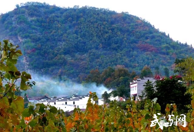圣马岩景区:从桑皮垭上一眼望去,河流被一座蓄水坝截住,形成一个人工湖。一座山庄依湖而建,这就是西沟乡最大的集餐饮、休闲、娱乐为一体的休闲度假山庄圣马岩山庄。饭后可湖上泛舟、垂钓或浅游,俨然一个水上乐园,其乐融融。 青少年农村传统教育基地:驱车前行,就来到了青少年农村传统教育基地,基地坐落在西沟乡中心小学校园内,在全市范围内收集具有代表性农村农具、生活器具、传统习俗器具古老物件,出土生活生产文物等2000多件,后又与考古迷退休教师罗化东联手办起了石器展,展出原始人曾使用过的各种生产器具及化石一千余件。基地得