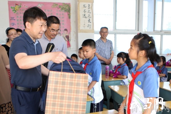 茅箭区区长张捍声"六一"前夕看望慰问少年儿童