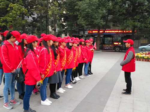 "礼让斑马线 文明我点赞" 百名志愿者在行动-爱心公益-东风热线 东风